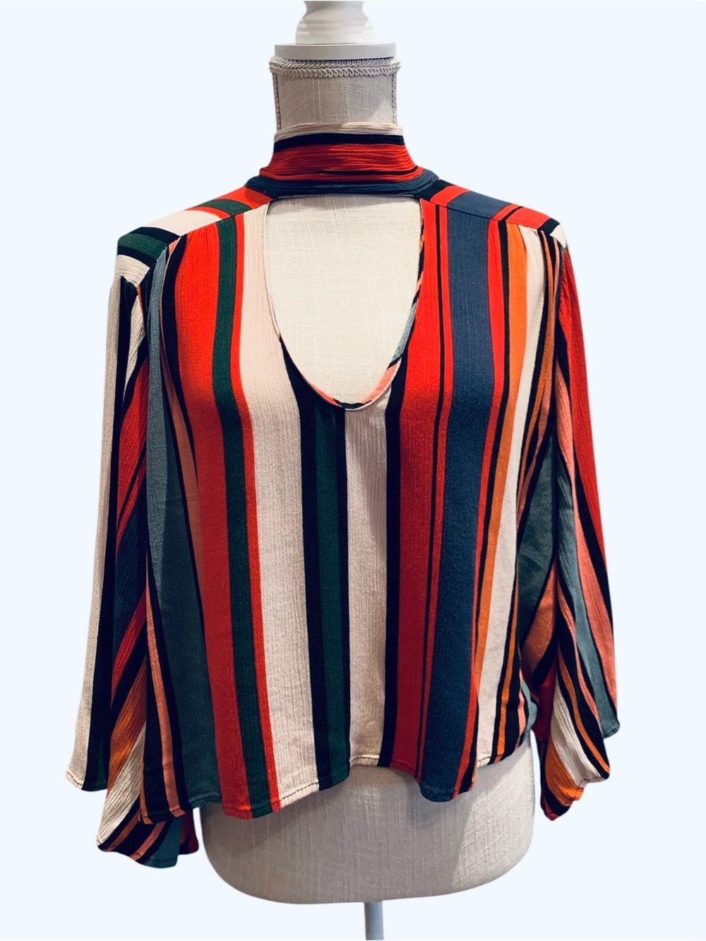 ❤️KARLIE❤️NWT! VERTICAL STRIPE CHOKER NECK TIE BLOUSE. EXCELLENT CONDITION!
